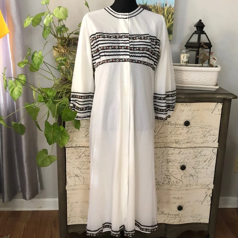 VINTAGE SNAP BUTTON NIGHTGOWN BISHOP SLEEVES WHITE SIZE SMALL TO MEDIUM - Picture 7 of 14